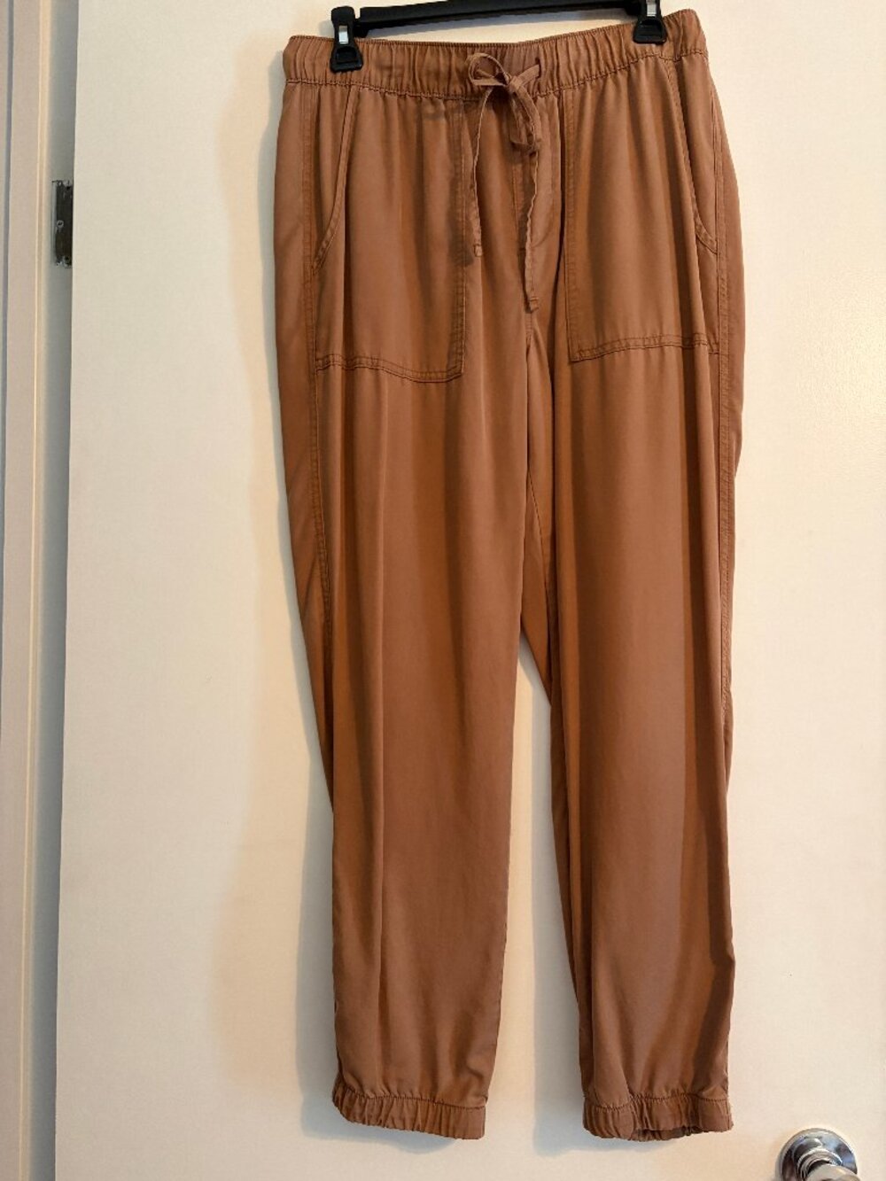 Sanctuary - long pants with elastic waist/drawstring and elastic ankle.